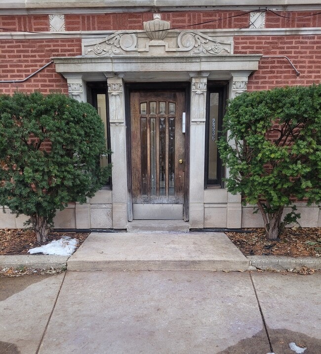 Building Photo - 2336 E 68th St Unit 2