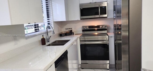 Building Photo - 8012 NW 14th Pl Unit A Rental
