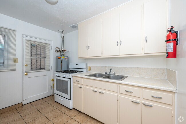 1BR, 1BA - 600SF - Kitchen