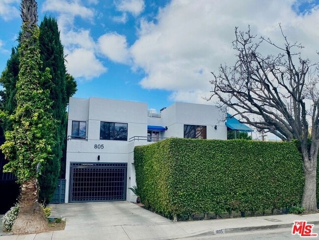 Building Photo - 805 N W Knoll Dr Unit 1