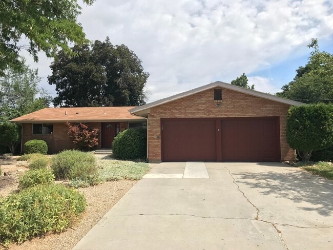 Building Photo - 3824 W Greenbrier Dr