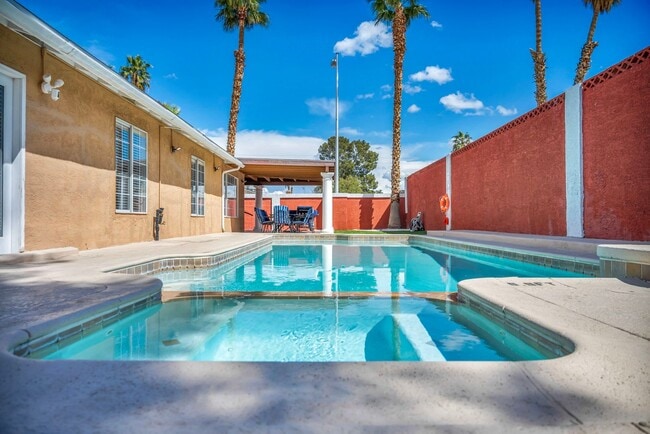 Photo - 3 Bed FULLY FURNISHED Pool Home