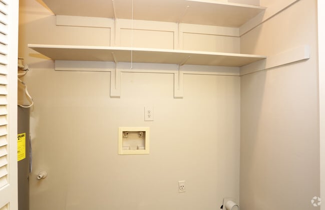 1BR, 1BA - 740 SF- Laundry