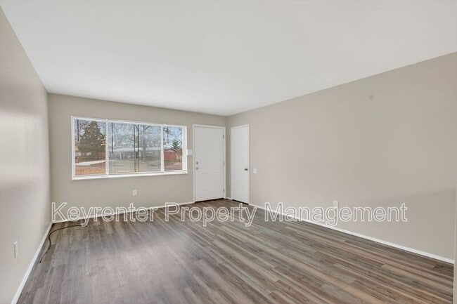 Photo - 900 Paddock Dr