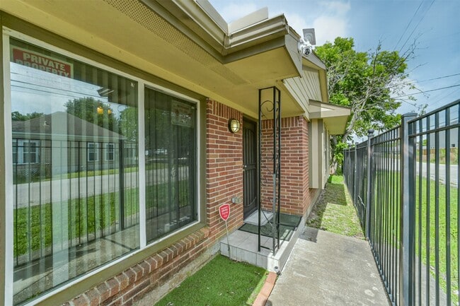 Photo - 3700 Stassen St