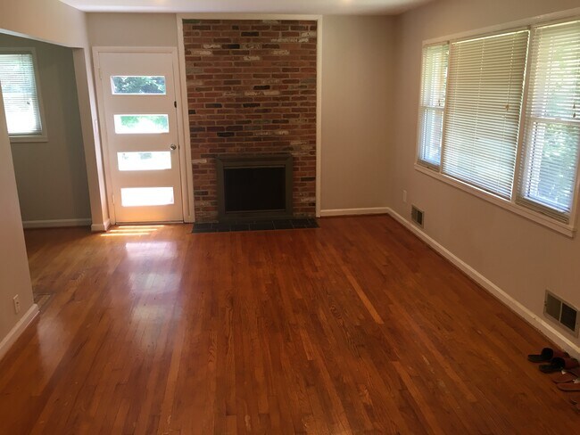 Photo - 1115 Westbriar Ct NE