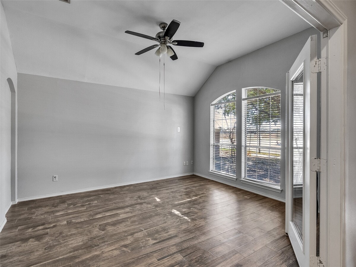 Photo - 5643 Walnut Glen Ln