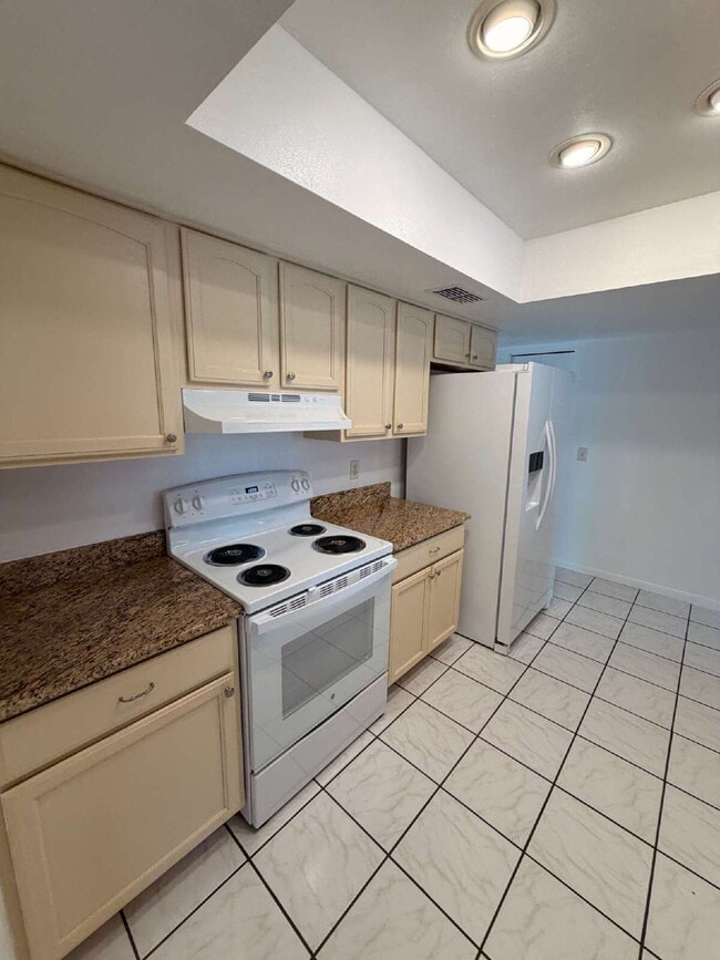"Discover Your Oasis: Stylish 3-Bed, 2-Bath Home with Granite Touches & Private Pool in Tampa!"