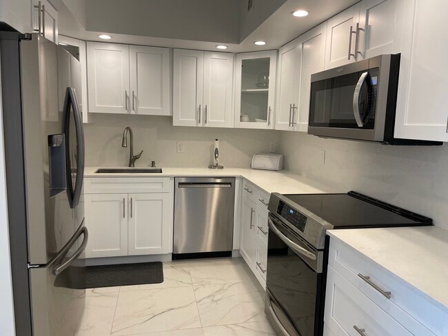 Photo - 5600 Collins Ave