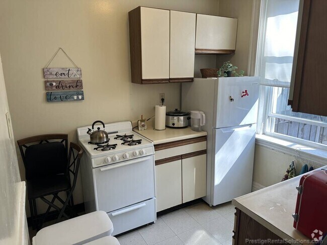 Building Photo - 153 Kelton St Rental