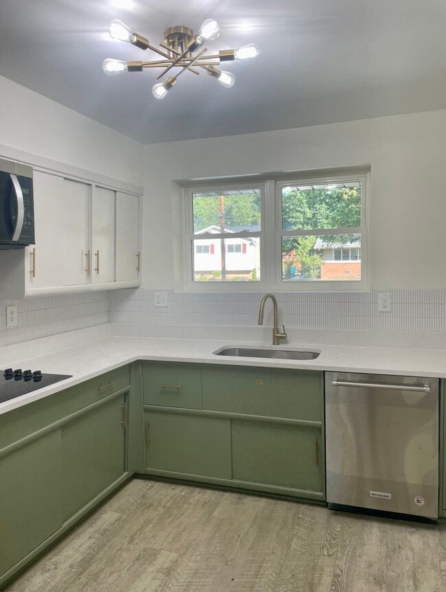 902 Malta Ln