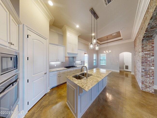 Photo - 405 Dunvegan Ct