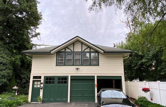Separate private entrance above Carriage House - 12 Buckingham St Unit Studio
