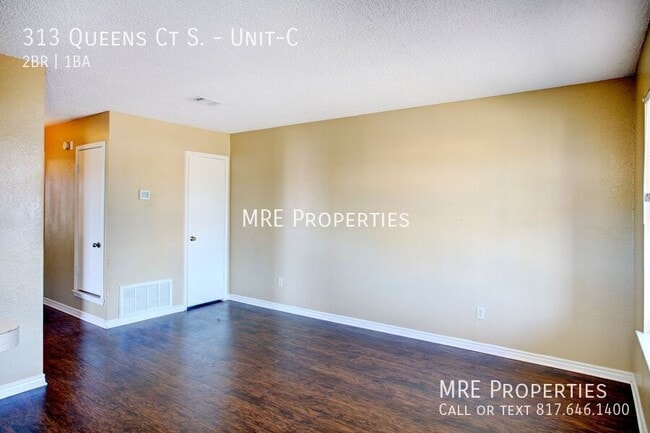Building Photo - 313 Queens Ct S Unit -C