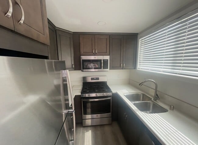 Building Photo - 2 bedrooms 1 bath apartment in Imperial Be...