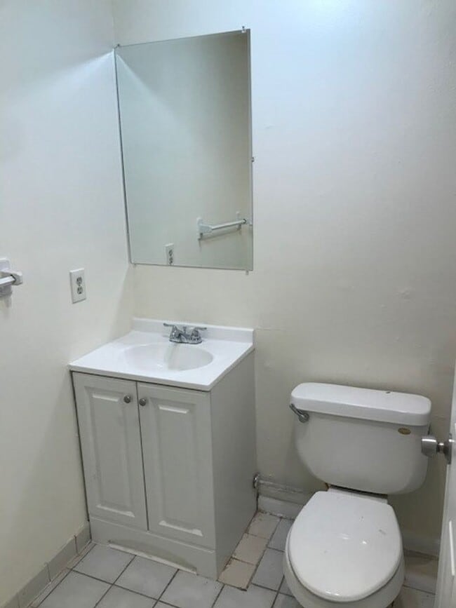 Photo - 1/1 Efficiency apartment w/ LAKE VIEW and WATER/ELECTRIC INCLUDED! Furnishings available!