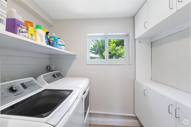 Building Photo - 2770 NE 30th St Rental