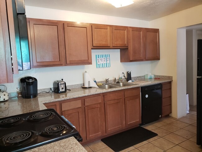 Photo - 1422 E Elm St Unit Front House