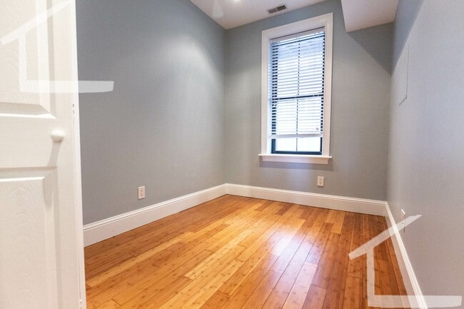 Photo - 2 Bed 1 Bath Brownstone (close to I90 - 2 mi)