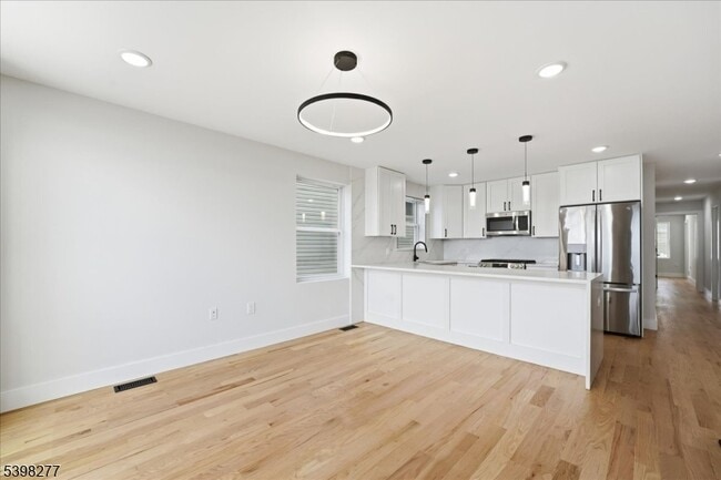 Building Photo - 62 Hillside Ave Unit 1