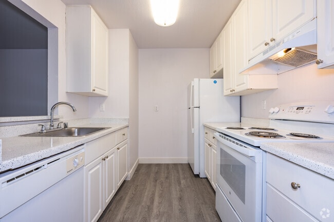 2BR, 2BA - 928SF - Kitchen