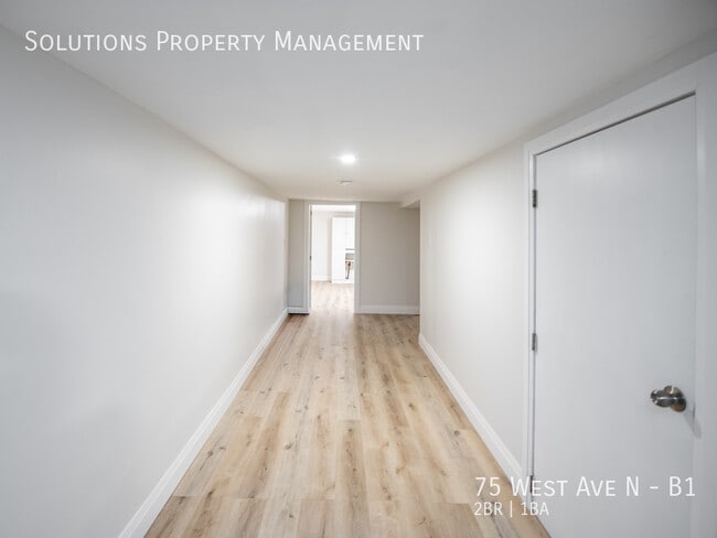 Photo - **Newly Renovated 2 Bedroom Basement Unit** Unité B1