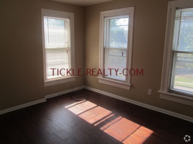 Building Photo - 630 University Ave Unit 3 Rental