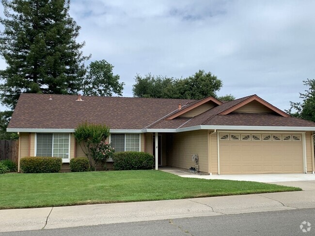 Building Photo - 3 bed 2 bath 2 car garage with mature trees Rental