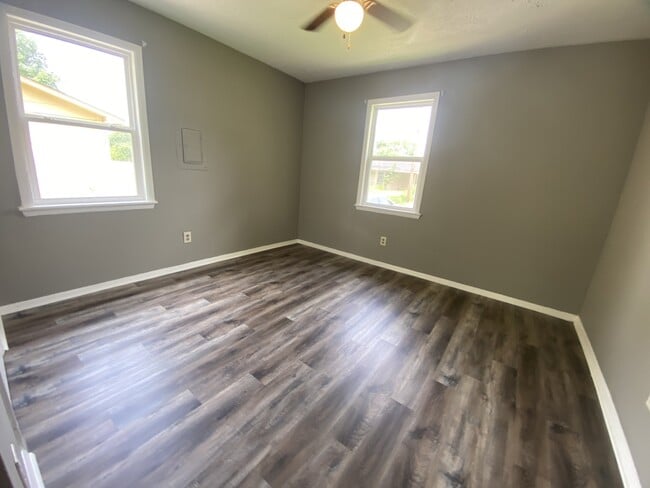 Photo - 122 Young St