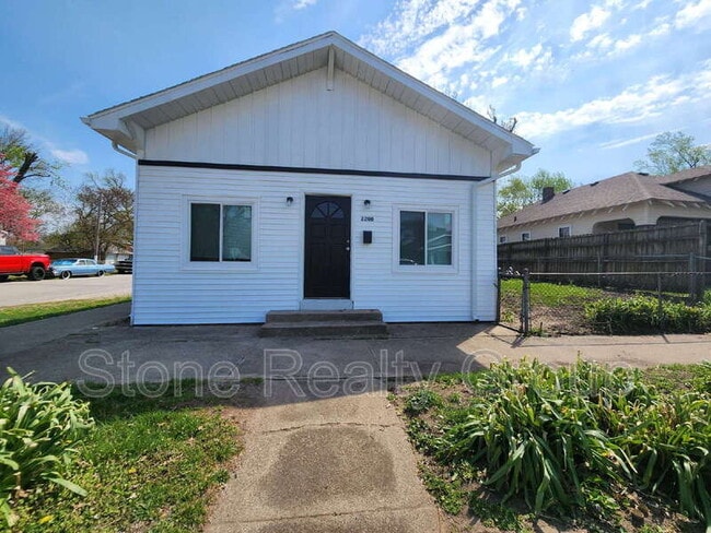 Building Photo - 2200 S 8th St