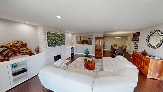 Building Photo - Stunning Bayfront 2/2.5 Condo in Montego Court