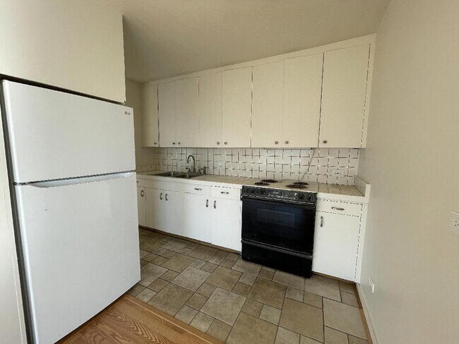 Photo - QUEEN EMMA GARDENS 2/1/tndm, Queen Twr, cf... Unit APT 1950
