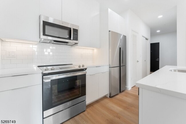 25 Freeway Dr E Unit 203