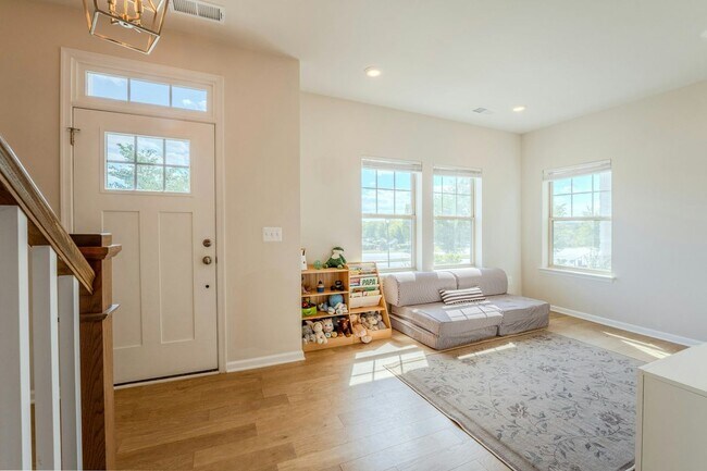 Photo - 813 Sawback Sq NE