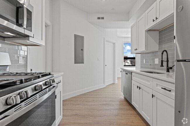 Building Photo - 1137 Washington St Unit 6 Rental
