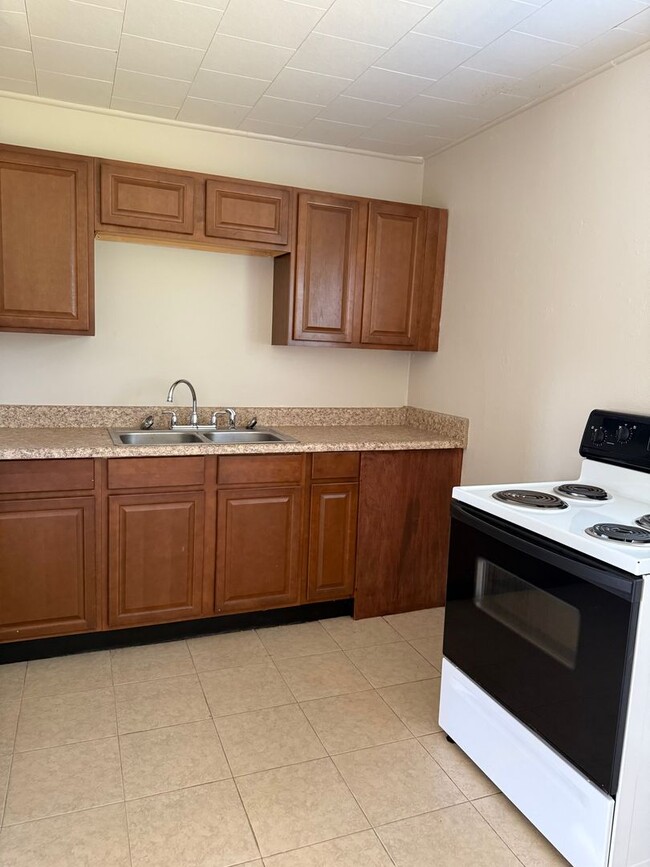 Photo - 2 Bedroom duplex with garage, Washer and Dryer, close to everything!!!!