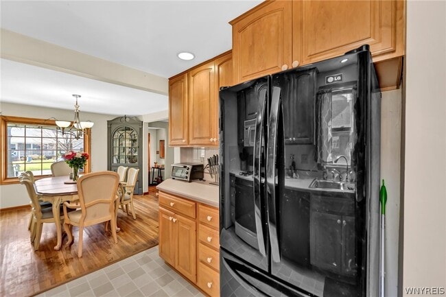 Photo - 252 Royal Pkwy E