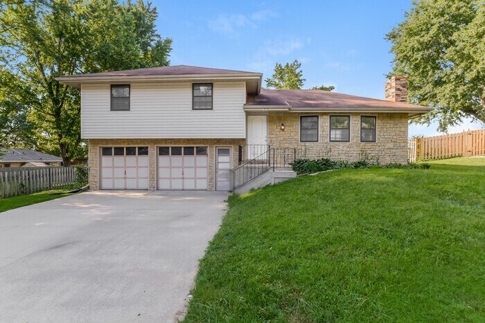 Photo - 409 Oakbrook Dr