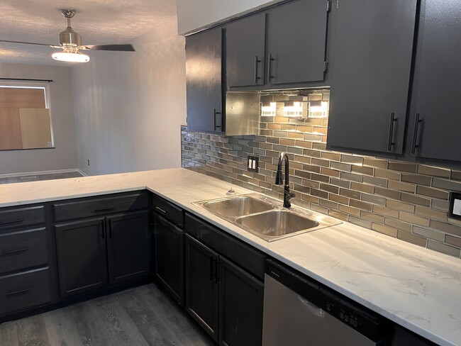 Building Photo - 5174-5174 Belle Isle Dr Unit 5174