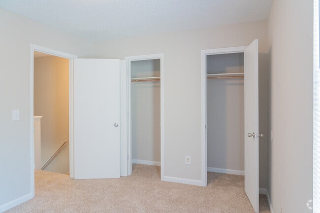 513 - 2BR 1.5BA 894SF Primary Bedroom - Maple Ridge Apartments