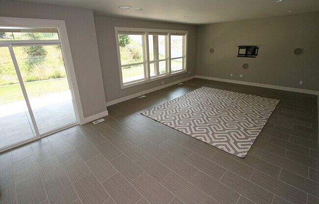 Photo - 713 W Willapa Ave