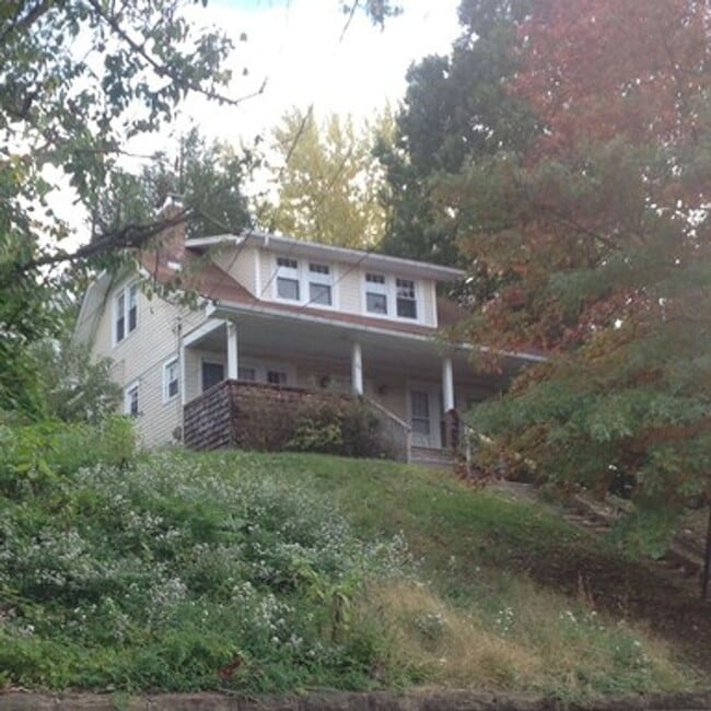 Building Photo - 4 Bedroom/ 1 Bathroom House - Great View (...