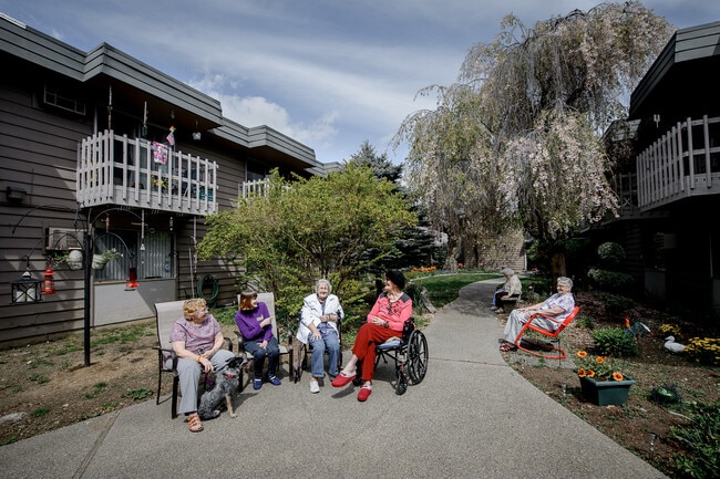 Patio tranquilo y cerrado - Bestland Senior Living All-Inclusive
