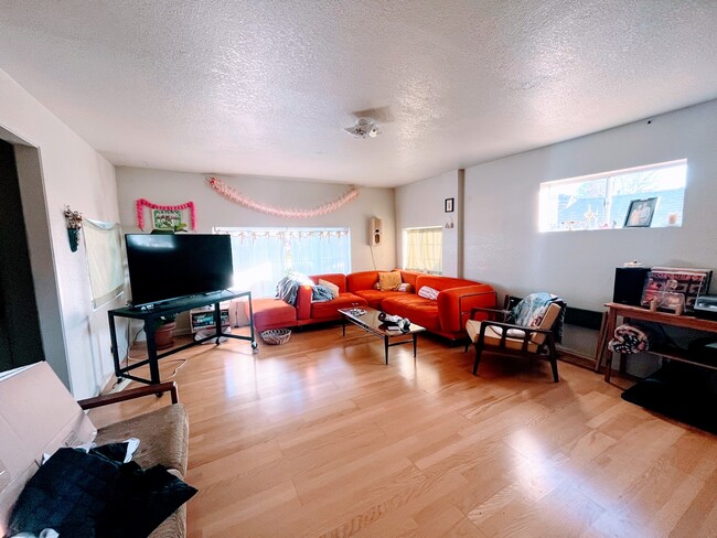 Building Photo - 2634 12th Ave Unit Main Rental