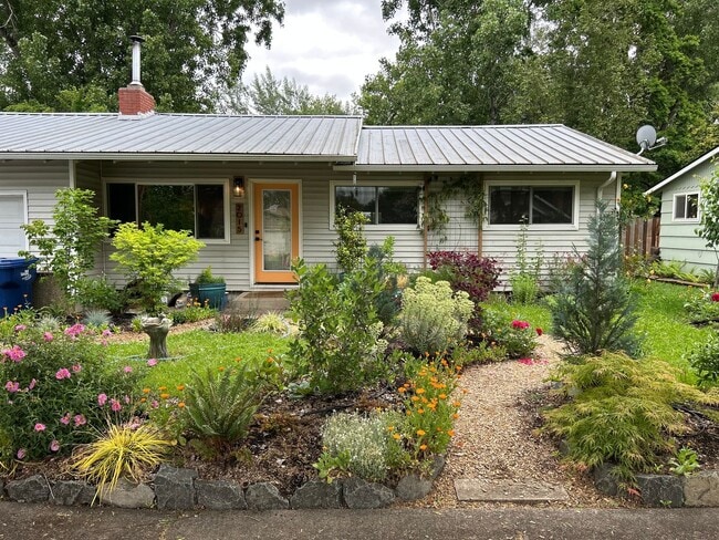 Building Photo - 3 Bedroom single level home w/garage AND free landscaping