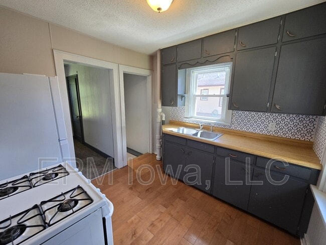 Building Photo - 403 Indiana St Rental