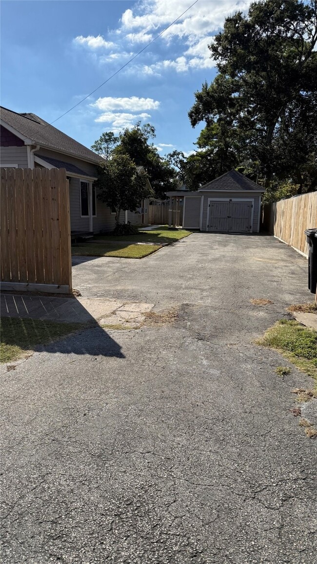 Building Photo - 502 W Lang St