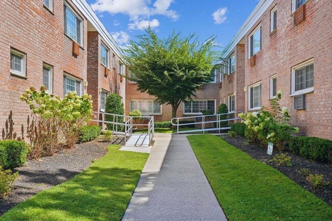 Eagle Rock Apartments at Carle Place