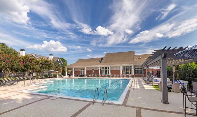 Piscina y solárium estilo resort con Wi-Fi.