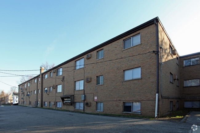 Lincoln Court Apartments - Lincoln Woods Flats